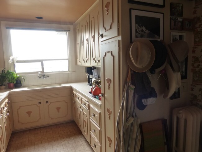 Building Photo - 211 W Highland Dr