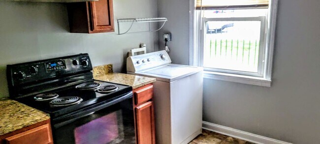 Building Photo - 418 Iverson Way