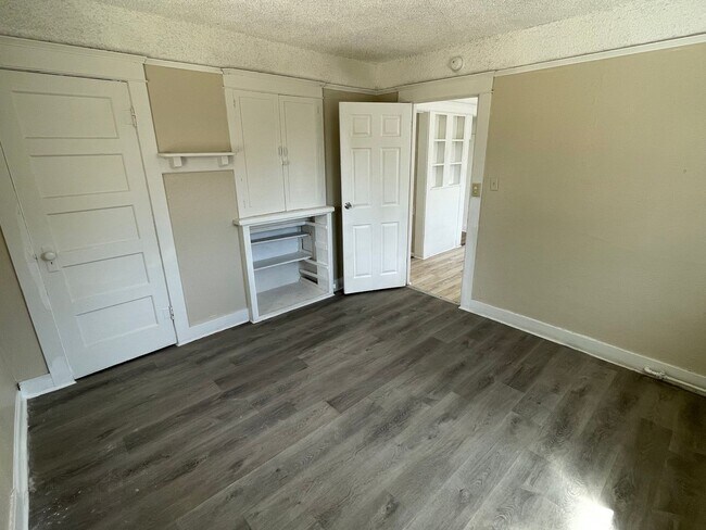 Building Photo - 1726 N Sierra Way
