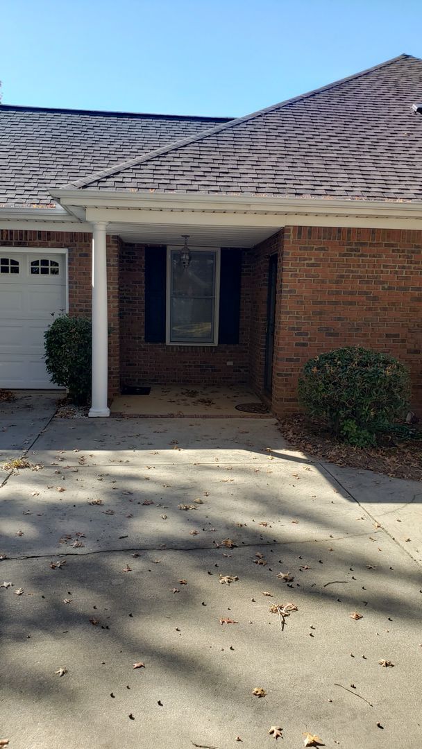 Building Photo - 3 Bedroom 2 Bathroom house in Ogletree Area!