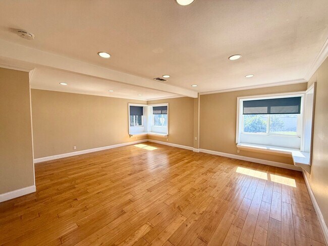 Building Photo - MUST SEE 6 BEDROOM 3 BATH HOUSE - SOUTH TO...