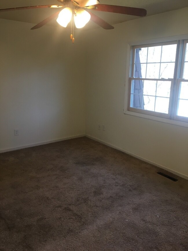 Building Photo - 2 Bedroom/1.5 Bath Townhouse for Rent!