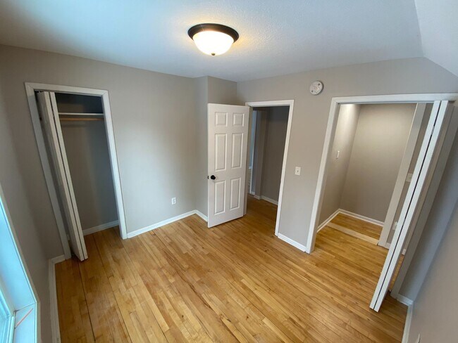 Building Photo - COMPLETELY UPDATED 2 BEDROOM