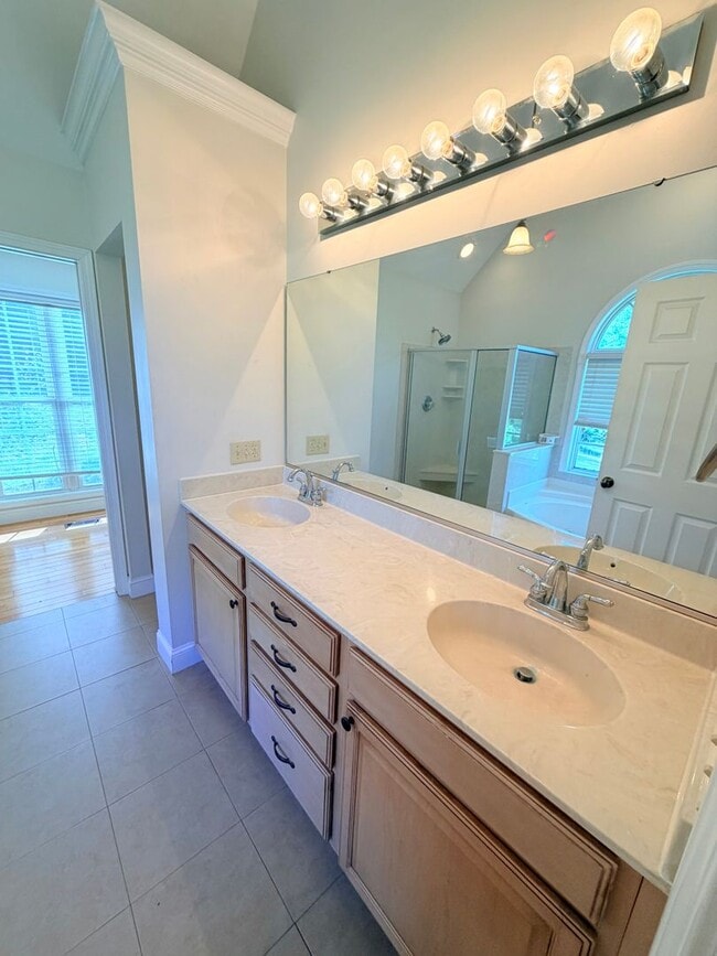 Building Photo - Spacious 3 Bed, 3.5 Bath Home - Convenient Mars Hill Location