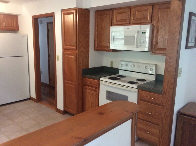 Building Photo - 126 W Shore Dr