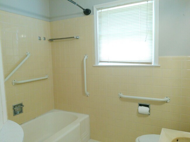 Building Photo - 4526 Franklin Dr