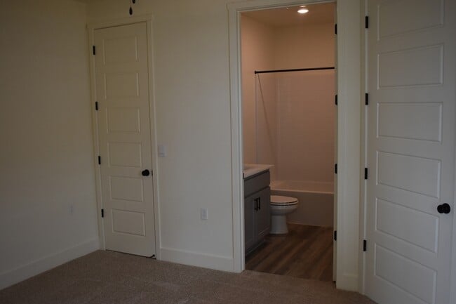 Building Photo - 682 Stephanie Dr