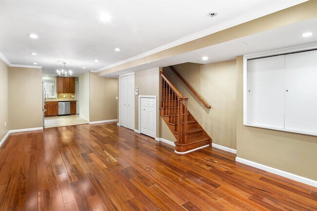 Building Photo - 208 9th St