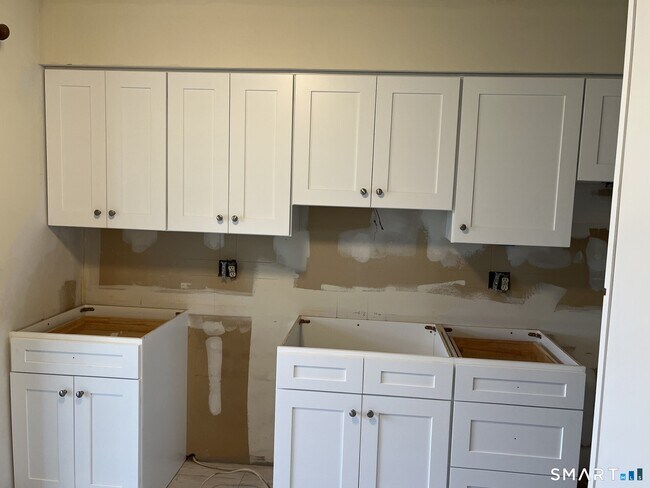 Building Photo - 6 Bouton St E