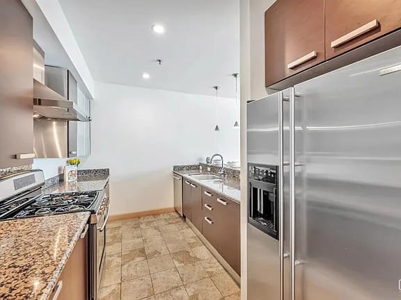 Building Photo - 368 Elm St