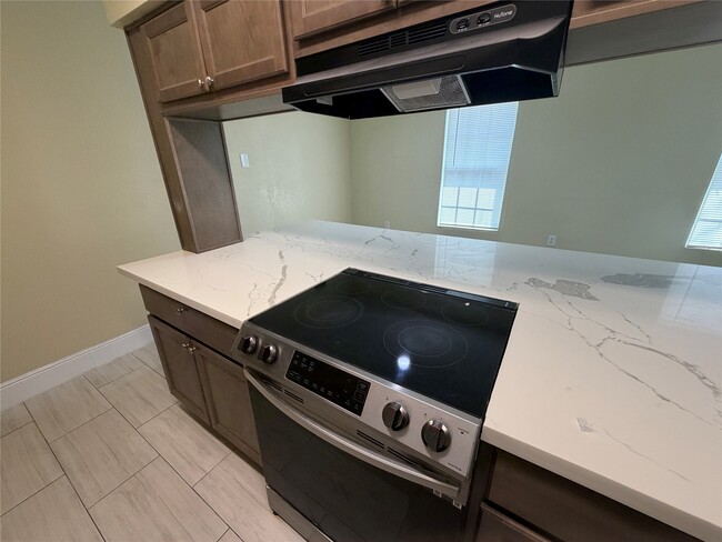 Building Photo - 2501 Maple St