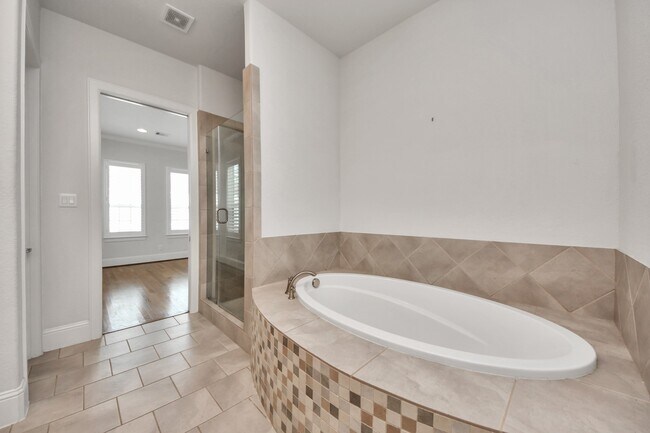 Building Photo - 2606 Madeline Grove Dr