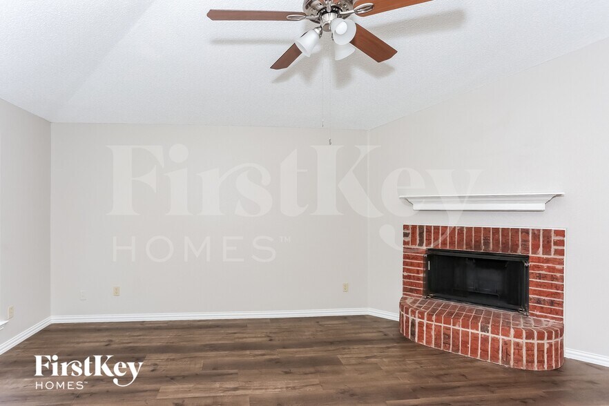 Building Photo - 210 Arabian Ln