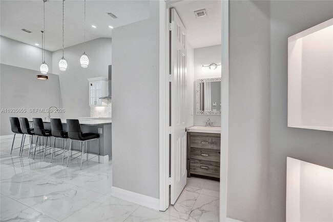 Building Photo - 652 W Palm Aire Dr