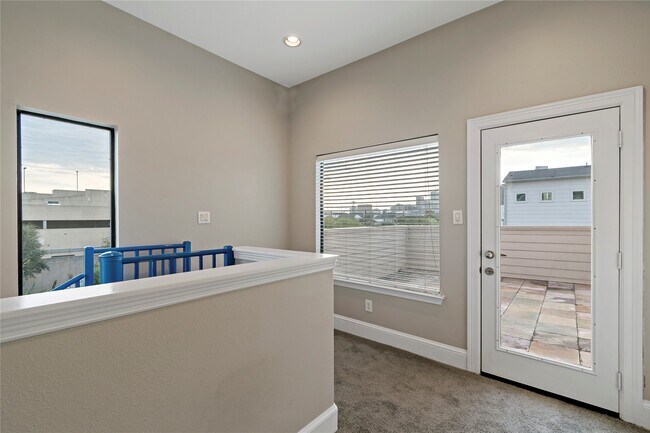 Building Photo - 808 Paige St