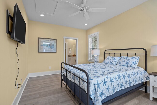 Building Photo - 5603 Sound Dr
