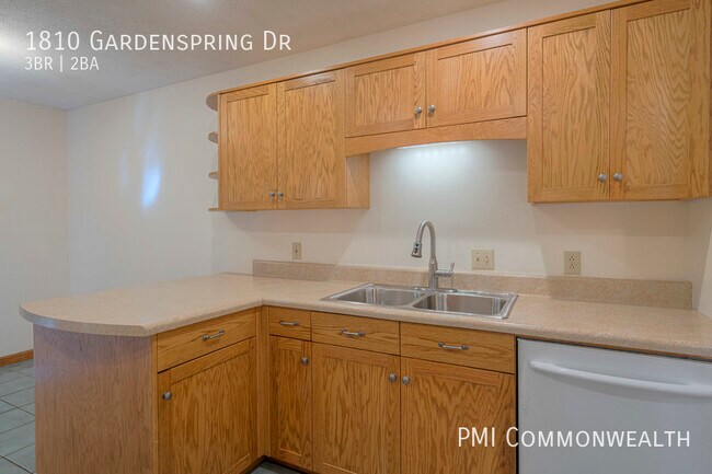 Building Photo - 3 Bed / 2 Bath Single Family (Available 7/...