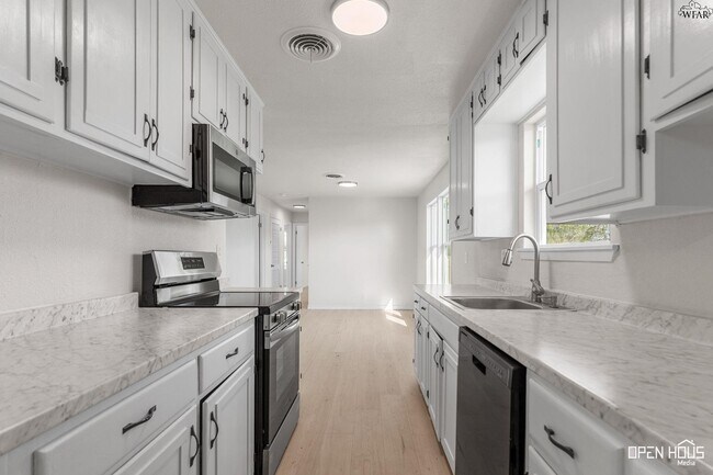 Building Photo - 3201 Cuba Ct