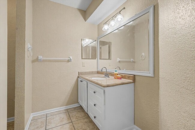 Building Photo - 7315 Foxside Ln
