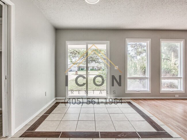 Building Photo - 515 N Robin Way
