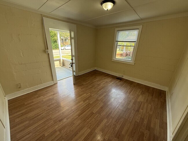 Building Photo - 604 1/2 Bragg St