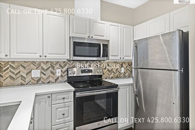 Building Photo - Prime Bellevue Location – Parkside Townhom...