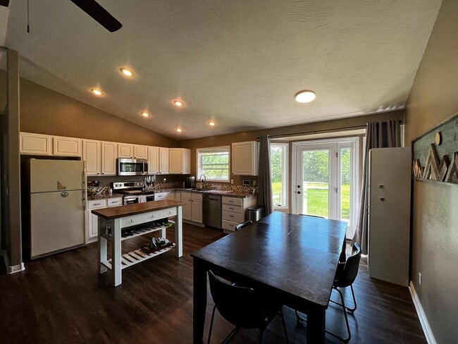 Building Photo - Furnished 3-Bedroom Home in Quiet Victor N...