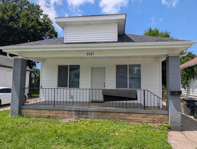 Primary Photo - 2117 Kemble Ave