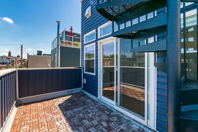 Building Photo - Three Bedroom Graduate Hospital Townhome