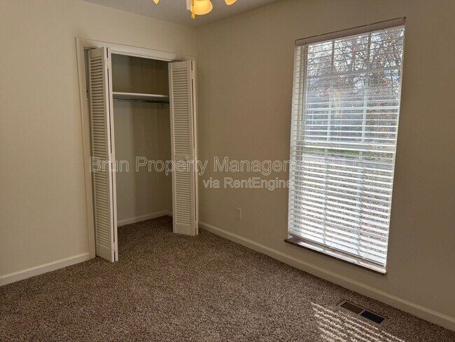 Building Photo - 11105 Lake Hills Dr