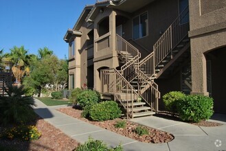 Building Photo - Upgraded condo across from pool