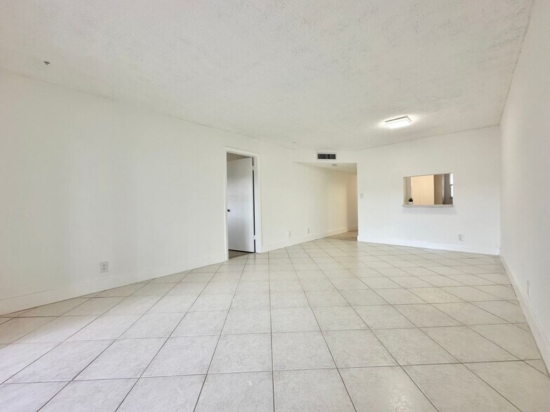 Building Photo - 8051 S Colony Cir