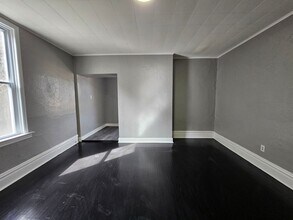 Building Photo - Newl updated 2 bedroom 1 bath located in C...