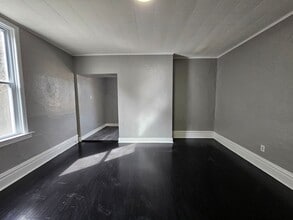 Building Photo - Newl updated 2 bedroom 1 bath located in Carrick!