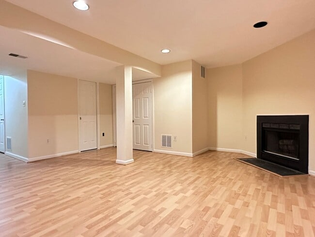 Building Photo - Wonderful townhome with recent upgrades..a...