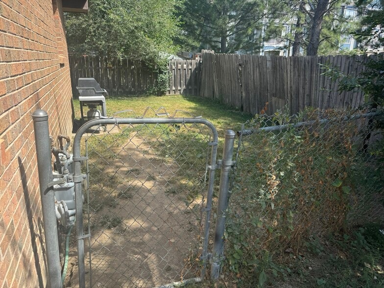 Building Photo - 6 -8 Cedar Ct