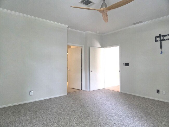 Building Photo - Charming 3/2 Bungalow
