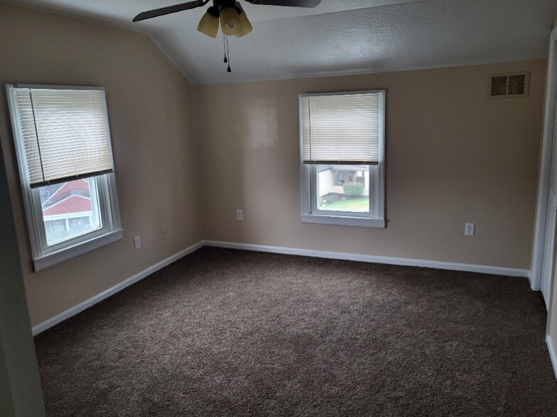 Building Photo - 807 Meadow Dr
