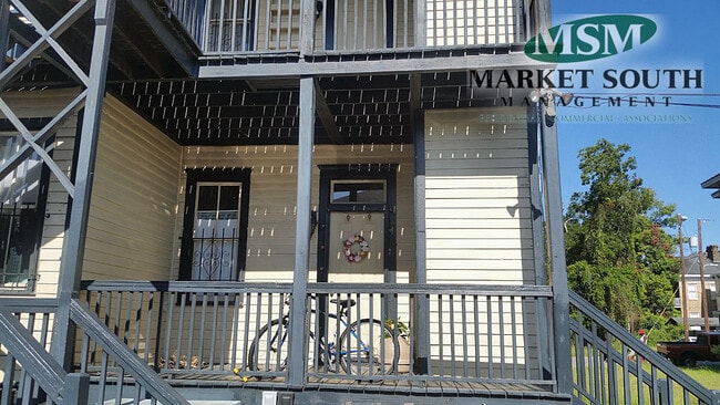 Building Photo - HABERSHAM STREET APARTMENT!
