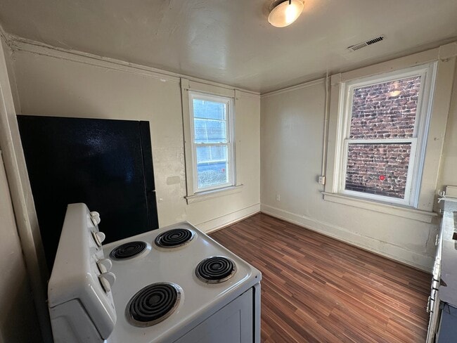 Building Photo - Two bedroom in Lynchburg! Located on the bus line!