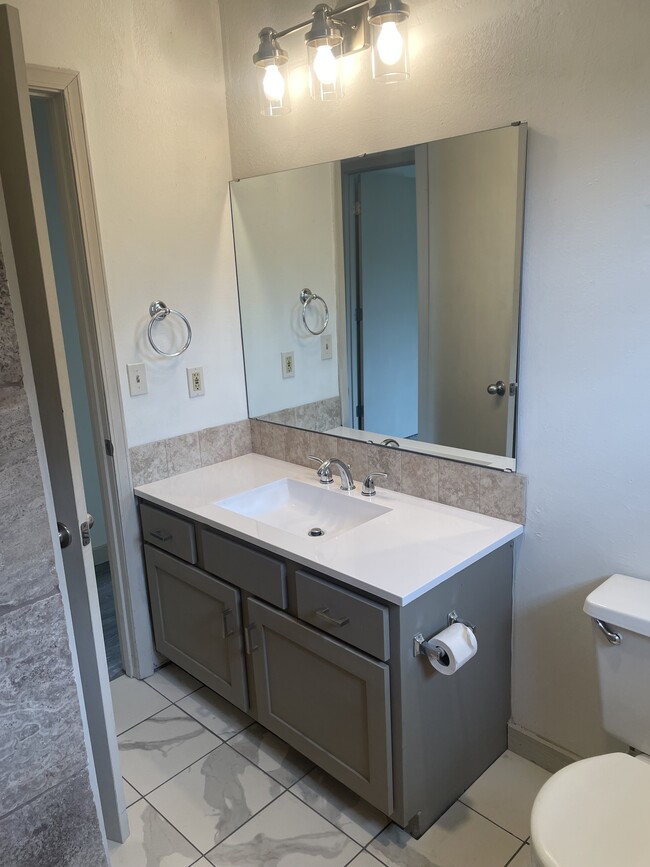 Building Photo - 500 SE Lee Haven Dr