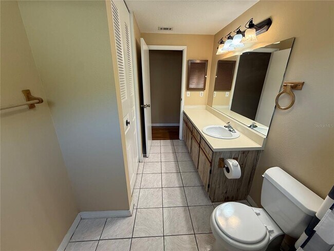 Building Photo - 525 Lakeview Dr