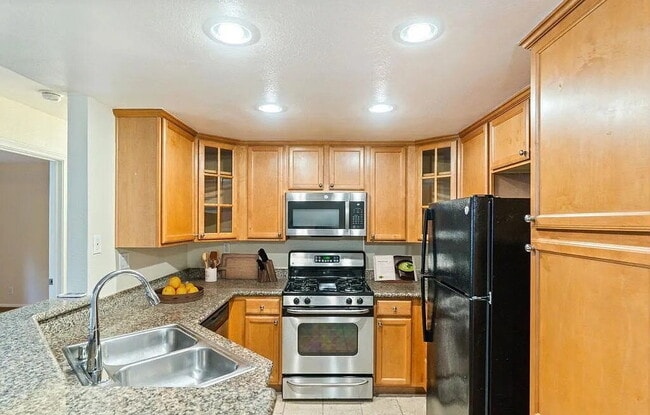 Building Photo - 1 Bedroom Gem in Carmel Valleys Top Notch ...