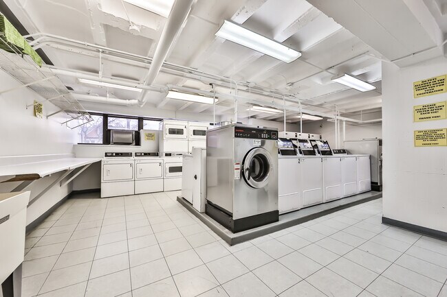 Building Photo - 6030 N Sheridan Rd