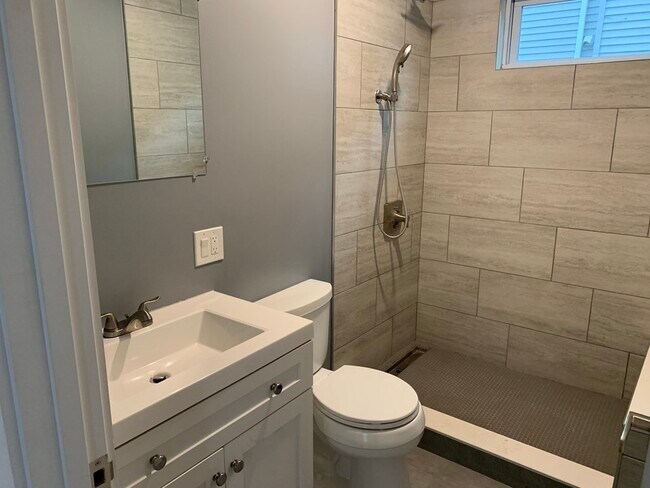 Building Photo - 115 Shore Dr