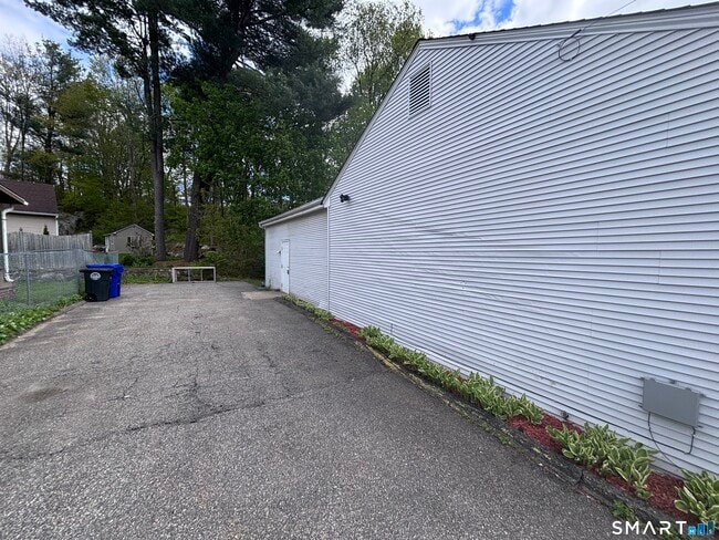 Building Photo - 409 Oak Ave