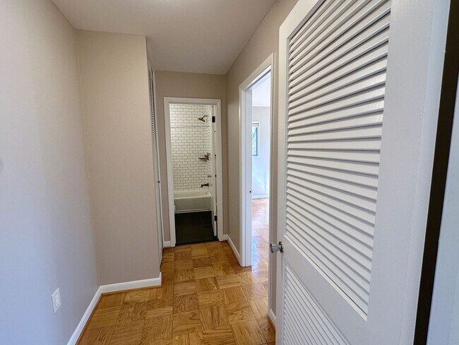 Building Photo - Beautifully kept, spacious one bedroom condo in the award winning Bethesda Parkside Community!
