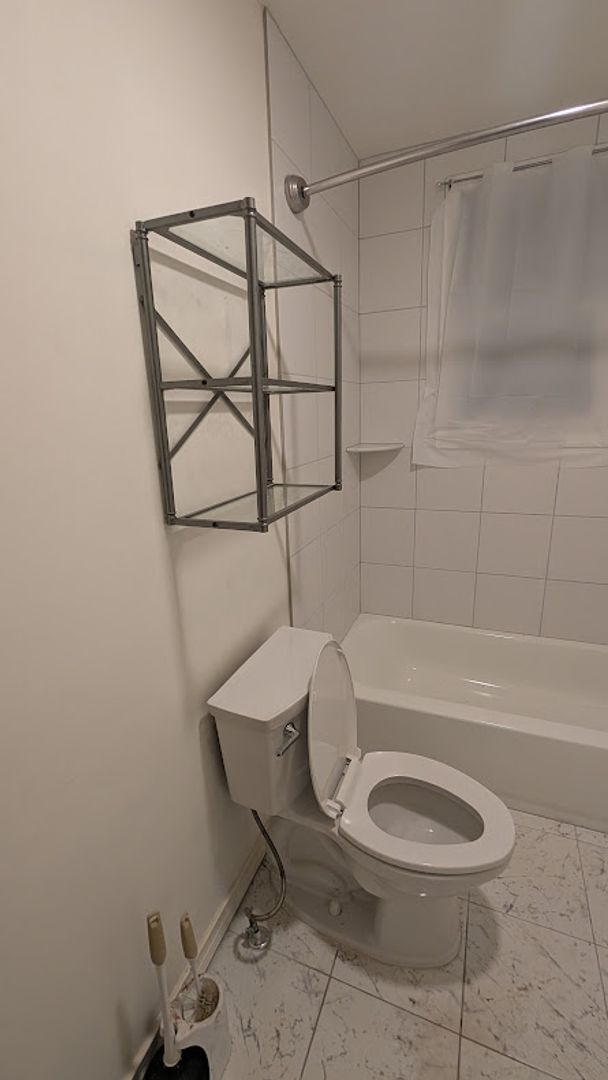 Building Photo - 2 bedroom 1 bath home near Lake Julian in Arden, convenient location, Year-long lease $1600 a month.