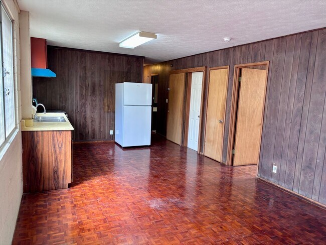 Building Photo - Available September 9, 2026 | A 3 Bedroom + Den, 1.5 bath duplex with 2 parking nested in Kaimuki