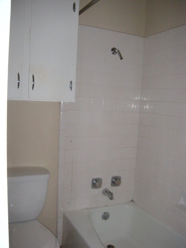 Building Photo - HYDE PARK TERRACE - NORTH CAMPUS - PRIVATE UPDATED 1 BEDROOM FOR AUGUST 2026 PRE-LEASE